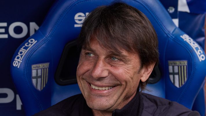 PARMA, ITALY - APRIL 12: Antonio Conte, head coach of Napoli SSC looks on during the Serie A match between Parma Calcio 1913 and SSC Napoli at Stadio Ennio Tardini on April 12, 2026 in Parma, Italy. (Photo by Emmanuele Ciancaglini/Getty Images) conte napoli scudetto
