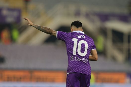 FLORENCE, ITALY - OCTOBER 2: Nicolás Iván González of ACF Fiorentina celebrates after scoring a goal during the Serie A TIM match between ACF Fiorentina and Cagliari Calcio at Stadio Artemio Franchi on October 2, 2023 in Florence, Italy. (Photo by Gabriele Maltinti/Getty Images) Nico Gonzalez e Bonaventura fondamentali, ma uno di loro riposerà- immagine 2