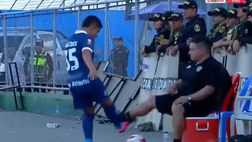 Perù, vuole battere in fretta la rimessa laterale: calcione ad un componente dello staff avversario