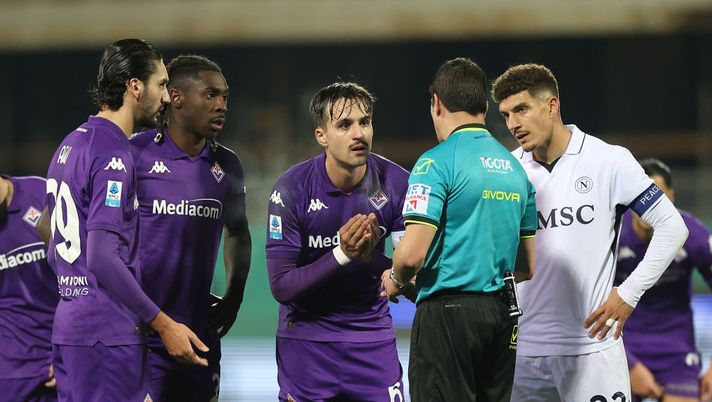 FLORENCE, ITALY - JANUARY 4: Luca Ranieri of ACF Fiorentina, Giovanni Di Lorenzo of SSC Napoli and Gianluca Manganiello referee during the Serie A match between Fiorentina and Napoli at Stadio Artemio Franchi on January 4, 2025 in Florence, Italy. (Photo by Gabriele Maltinti/Getty Images) Fiorentina-Napoli, dove vedere il big match in diretta tv e streaming live - immagine 1