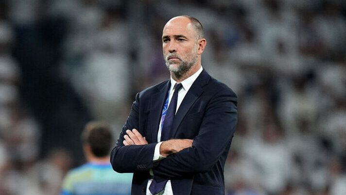 MADRID, SPAIN - OCTOBER 22: Igor Tudor, Head Coach of Juventus, looks on prior to the UEFA Champions League 2025/26 League Phase MD3 match between Real Madrid C.F. and Juventus at Estadio Santiago Bernabeu on October 22, 2025 in Madrid, Spain. (Photo by Angel Martinez/Getty Images) Juve, le novità dopo l’esonero ufficiale di Tudor: chi c’è in pole per sostituirlo e contro l’Udinese… - immagine 1