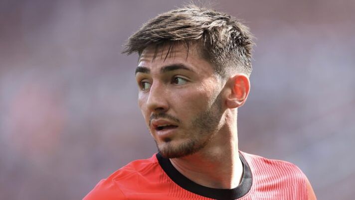 NEWCASTLE UPON TYNE, ENGLAND - MAY 11: Billy Gilmour of Brighton & Hove Albion looks on during the Premier League match between Newcastle United and Brighton & Hove Albion at St. James Park on May 11, 2024 in Newcastle upon Tyne, England. (Photo by George Wood/Getty Images) Gilmour, Napoli e Brighton allo scambio di documenti: le ultime sull’operazione - immagine 1
