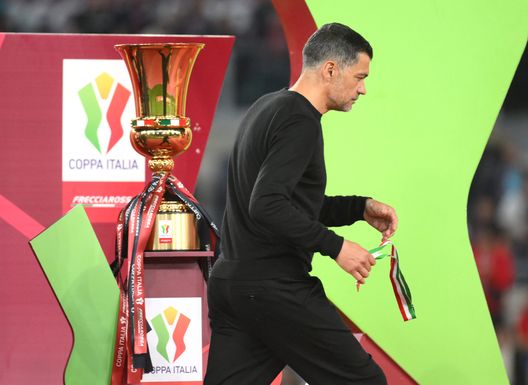 ROME, ITALY - MAY 14: Sergio Conceicao, Head Coach of AC Milan, walks past the Coppa Italia trophy after the team's defeat in the Coppa Italia Final match between AC Milan and Bologna at Stadio Olimpico on May 14, 2025 in Rome, Italy. (Photo by Marco Rosi/Getty Images) Il tempo delle decisioni: l’ora della verità per il Milan- immagine 2