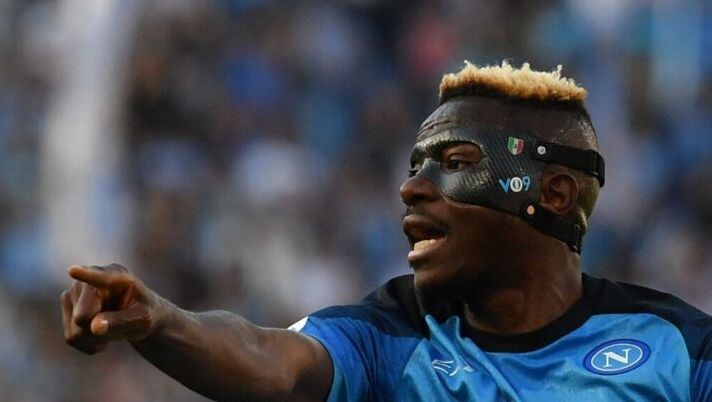 Napoli's Nigerian forward Victor Osimhen gestures during the Italian Serie A football match between SSC Napoli and Fiorentina on May 7, 2023 at the Diego-Maradona stadium in Naples. - Napoli makes their first appearance in front of their home fans on May 7 since becoming Italian champions for the first time since 1990 when they host Fiorentina. (Photo by Tiziana FABI / AFP) (Photo by TIZIANA FABI/AFP via Getty Images) Gazzetta: “Osimhen, atteso l’ultimo atto e poi sarà rinnovo fino al 2027: le cifre” - immagine 1
