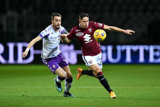 TURIN, ITALY - JANUARY 29: Gaetano Castrolvilli of Fiorentina tackles of Sasa Lukic of Torino during the Serie A match between Torino FC and ACF Fiorentina at Stadio Olimpico di Torino on January 29, 2021 in Turin, Italy. (Photo by Valerio Pennicino/Getty Images)