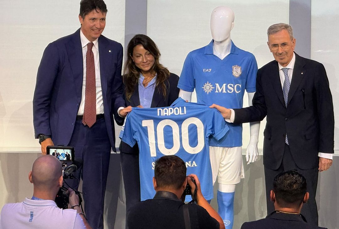 De Laurentiis e i figli Edoardo e Valentina posano con la maglia del Napoli – LE FOTO - immagine 3