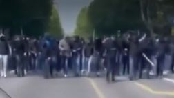 Al derby di Belgrado con una telecamera sulla moto: nel vivo dei duri scontri fra ultras…