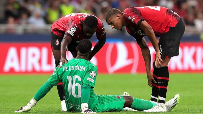 MILAN, ITALY - SEPTEMBER 19: Mike Maignan of AC Milan speaks with Fikayo Tomori and Malick Thiaw of AC Milan after going down with an injury during the UEFA Champions League Group F match between AC Milan and Newcastle United FC at Stadio Giuseppe Meazza on September 19, 2023 in Milan, Italy. (Photo by Emilio Andreoli/Getty Images) Champions League, Newcastle-Milan 0-0: due pesanti tegole per Pioli - immagine 1
