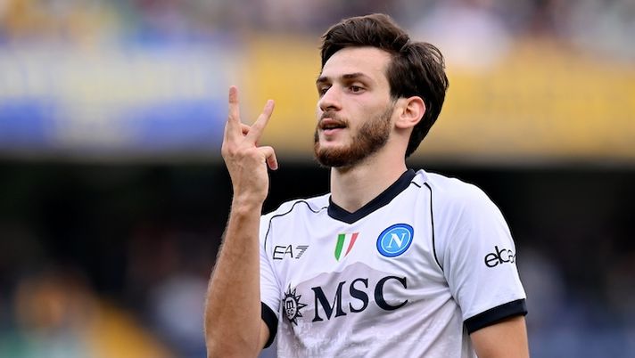 VERONA, ITALY - OCTOBER 21: Khvicha Kvaratskhelia of SSC Napoli celebrates after scoring the team's third goal during the Serie A TIM match between Hellas Verona FC and SSC Napoli at Stadio Marcantonio Bentegodi on October 21, 2023 in Verona, Italy. (Photo by Alessandro Sabattini/Getty Images) CorSport: “Napoli, quando torna Kvaratskhelia e Conte lo vede in questo ruolo” - immagine 1