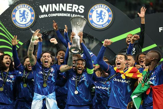 Reece James del Chelsea solleva il trofeo della UEFA Conference League dopo la vittoria della sua squadra nella finale della UEFA Conference League 2025 tra Real Betis Balompie e Chelsea FC, il 28 maggio 2025 a Wroclaw, Polonia. (Foto di Richard Heathcote/Getty Images) Premier League 2025-26, “opening weekend” da sogno: Manchester United-Arsenal alla prima giornata- immagine 4