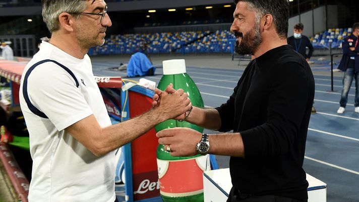 NAPLES, ITALY - MAY 23: Gennaro Gattuso, Head Coach of SSC Napoli shakes hands with Ivan Juric, Head Coach of Hellas Verona prior to the Serie A match between SSC Napoli and Hellas Verona FC at Stadio Diego Armando Maradona on May 23, 2021 in Naples, Italy. Sporting stadiums around Italy remain under strict restrictions due to the Coronavirus Pandemic as Government social distancing laws prohibit fans inside venues resulting in games being played behind closed doors. (Photo by Francesco Pecoraro/Getty Images) Torino, Juric ritorna al Maradona: con lui il Napoli ha un conto in sospeso - immagine 1