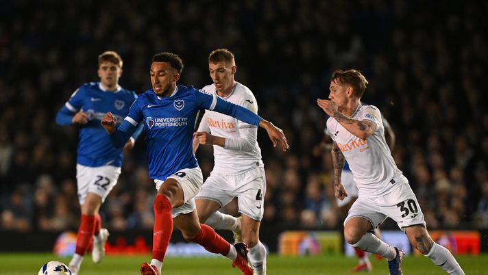 PORTSMOUTH, ENGLAND - MARCH 10: Jacob Brown of Portsmouth in action during the Sky Bet Championship match between Portsmouth and Swansea City at Fratton Park on March 10, 2026 in Portsmouth, England. (Photo by Mike Hewitt/Getty Images) Portsmouth-Derby: probabili formazioni e streaming gratis del match - immagine 1