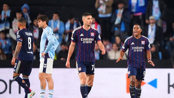 VIGO, SPAIN - MARCH 12: Endrick of Olympique Lyonnais celebrates scoring his team's first goal with teammates during the UEFA Europa League 2025/26 Round of 16 First Leg match between Real Club Celta and Olympique Lyonnais at Estadio Balaidos on March 12, 2026 in Vigo, Spain. (Photo by Jose Manuel Alvarez Rey/Getty Images) Endrick diventa papà, ma Fonseca non è soddisfatto: “Non sono contento di come sta giocando” - immagine 1