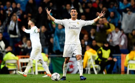 MADRID, SPAGNA - 12 APRILE: Cristiano Ronaldo del Real Madrid festeggia la vittoria e il raggiungimento delle semifinali dopo la partita di ritorno dei quarti di finale di UEFA Champions League tra Real Madrid CF e VfL Wolfsburg allo stadio Santiago Bernabeu il 12 aprile 2016 a Madrid, Spagna. (Foto di Mike Hewitt/Getty Images) Real Madrid, il Bernabeu più di una casa: tutte le rimonte dei blancos tra le loro mura- immagine 2