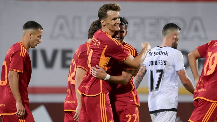 ALBUFEIRA, PORTUGAL - JULY 29: AS Roma player Diego Llorente and Houssem Aouar celebrate during the pre-season friendly match between AS Roma and Estrela Amadora at Estadio Municipal de Albufeira on July 29, 2023 in Albufeira, Portugal. (Photo by Luciano Rossi/AS Roma via Getty Images) Roma, Llorente suona la carica: “Lavoro e ricompensa. Continuiamo” - immagine 1