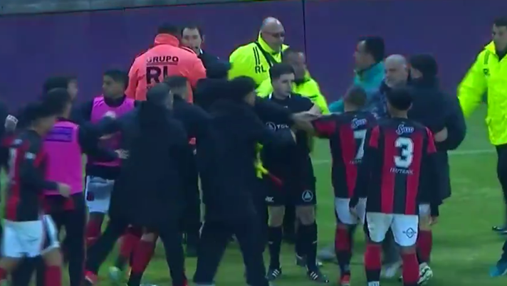 Rissa nel big match di Coppa Argentina: arbitro aggredito dai calciatori ospiti - immagine 1