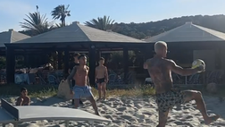 Mazzocchi, show in spiaggia tra teqball e palleggi con Roberto Insigne