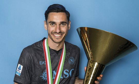 Alex Meret posa con la coppa dello Scudetto, il 2° conquistato da tesserato della SSC Napoli (stagione 2024/25)