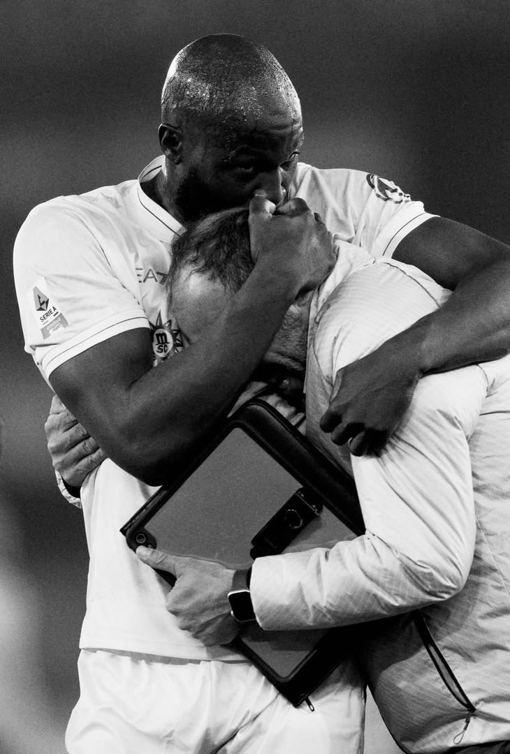 La frustrazione per il pareggio subito al primo tiro in porta e l'emozione di riuscire a portare i tre punti a casa a tempo scaduto: due facce della stessa medaglia che compongono il riassunto 'in bianco e nero' di Hellas Verona-Napoli realizzato dall'admin dell'account Instagram della compagine partenopea.