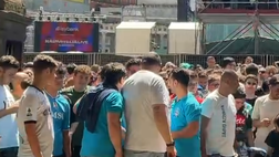 Presentazione Conte, tantissimi tifosi assiepati all’esterno di Palazzo Reale