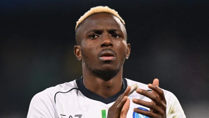 REGGIO NELL'EMILIA, ITALY - FEBRUARY 28: Victor Osimhen of SSC Napoli applauds his fansduring the Serie A TIM match between US Sassuolo and SSC Napoli - Serie A TIM at Mapei Stadium - Citta' del Tricolore on February 28, 2024 in Reggio nell'Emilia, Italy. (Photo by Alessandro Sabattini/Getty Images) Napoli, le ultime su Osimhen e Zielinski dopo l’allenamento di oggi. Rrahmani e Mario Rui… - immagine 1