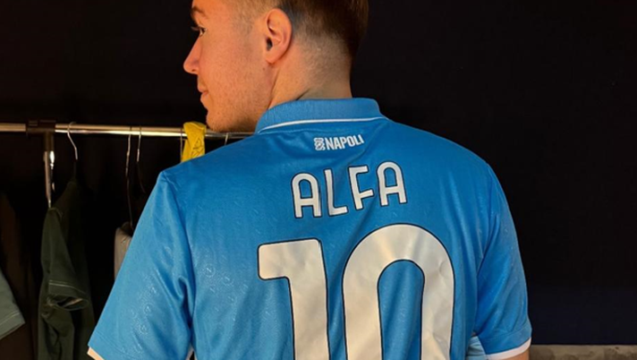 FOTO Alfa live a Napoli, la società azzurra gli regala la maglia: l’artista ringrazia - immagine 1