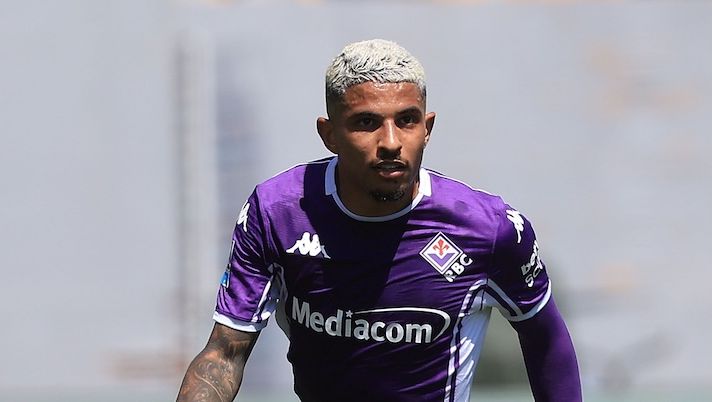 FLORENCE, ITALY - APRIL 26: Domilson Cordeiro dos Santos known as Dodo of ACF Fiorentina in action during the Serie A match between ACF Fiorentina and US Sassuolo Calcio at Artemio Franchi on April 26, 2026 in Florence, Italy. (Photo by Gabriele Maltinti/Getty Images) Romano – Napoli, vicinissimo l’accordo per il nuovo terzino destro: le ultime e la verità su Dodo - immagine 1
