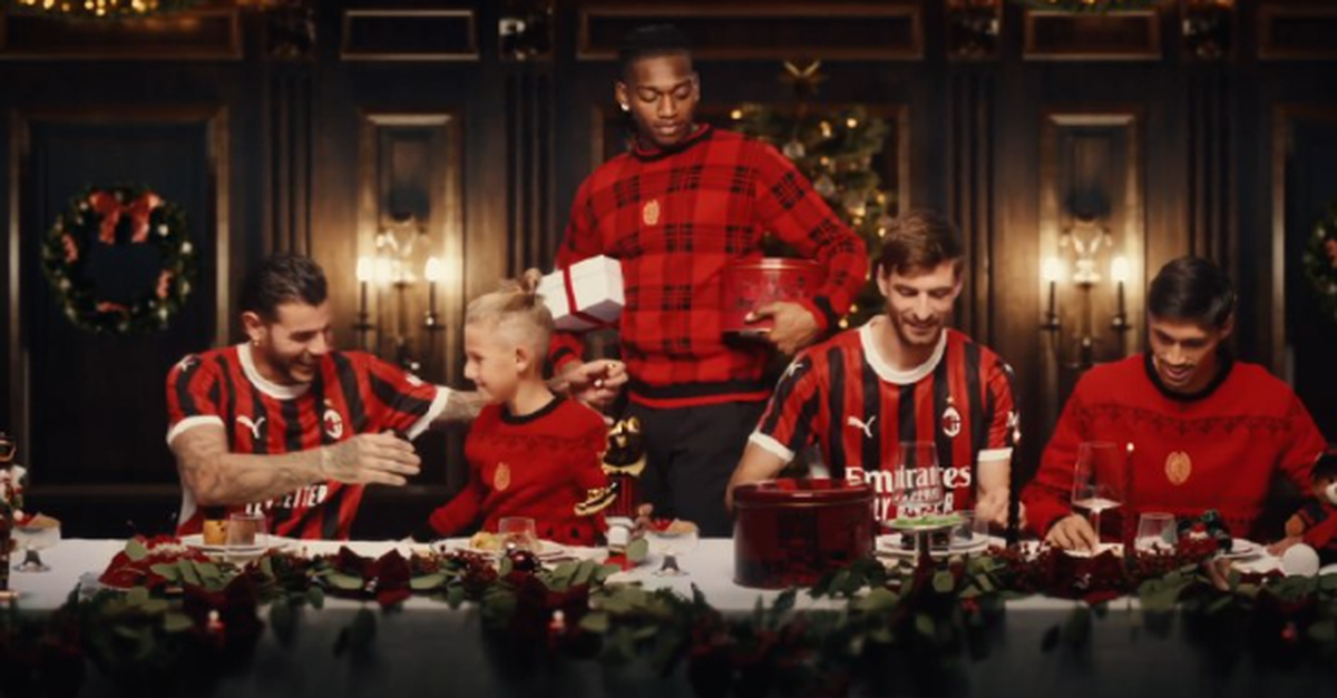 Milan, si festeggia il Natale: Baresi e tanti top rossoneri | VIDEO