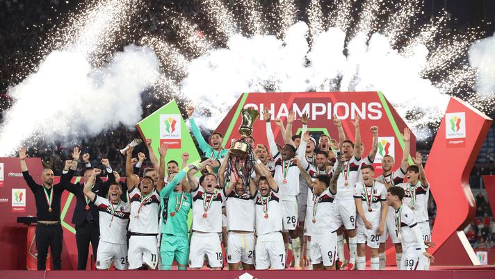 ROME, ITALY - MAY 14: Lewis Ferguson, Lorenzo De Silvestri and Riccardo Orsolini of Bologna lift the Coppa Italia trophy as their team mates celebrate after the team's victory in the Coppa Italia Final match between AC Milan and Bologna at Stadio Olimpico on May 14, 2025 in Rome, Italy. (Photo by Paolo Bruno/Getty Images) Domani l’inaugurazione della mostra fotografica “Campioni – Ha vinto Bologna” - immagine 1
