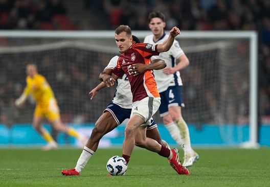 Dmitrijs Zelenkovs della Lettonia e Myles Lewis-Skelly dell'Inghilterra in azione durante Inghilterra-Lettonia Paolo Nicolato a DDD: allenare in Lettonia, tra concretezza e pazienza- immagine 5