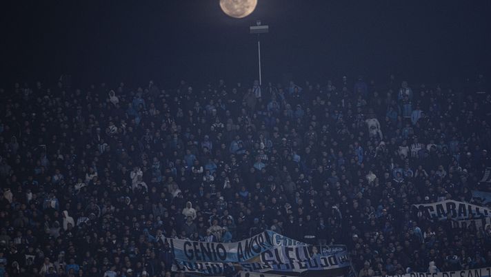 Tifosi del Racing bloccati nel settore ospiti per ore, Milito tuona: “È una follia” - immagine 1