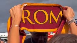 VIDEO / Lukaku a Roma, Roberta Pedrelli gli mette la sciarpa al collo
