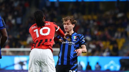 Rafael Leao dell'AC Milan discute con Nicolò Barella dell'FC Internazionale durante la partita finale della Supercoppa Italiana tra FC Internazionale e AC Milan allo stadio Al Awwal Park il 06 gennaio 2025 a Riyadh, Arabia Saudita. (Foto di Giuseppe Cottini/AC Milan via Getty Images) Inter-Milan