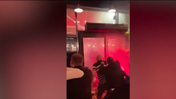 Video, ultrà del Psg assaltano un pub di tifosi del Newcastle