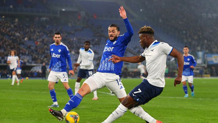 ROME, ITALY - JANUARY 10: Fisayo Dele-Bashiru of Lazio crosses the ball whilst under pressure from Alberto Dossena of Como during the Serie A match between SS Lazio and Como at Stadio Olimpico on January 10, 2025 in Rome, Italy. (Photo by Paolo Bruno/Getty Images) Dele-Bashiru