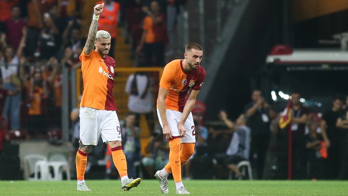 ISTANBUL, TURKEY - AUGUST 15: Mauro Icardi of Galatasaray celebrates after scoring his team's first goal during the UEFA Champions League third qualifying round second leg match between Galatasaray and Olimpija Ljubljana at Ali Sami Yen Arena on August 15, 2023 in Istanbul, Turkey. (Photo by Ahmad Mora/Getty Images) Il Bayern Monaco se la vedrà con il Galatasaray: come gioca la squadra di Buruk - immagine 1