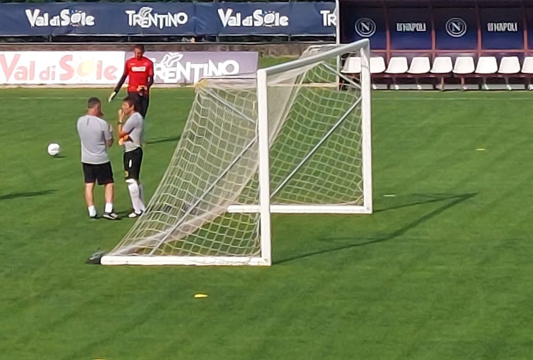 Il tecnico dirige l'allenamento ancora con la gamba sinistra fasciata