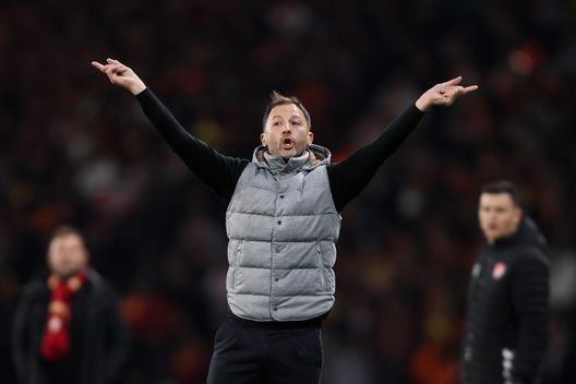 ISTANBUL, TURCHIA - 10 GENNAIO: L'allenatore Domenico Tedesco del Fenerbahce gesticola durante la finale della Supercoppa di Turchia tra Fenerbahçe SK e Galatasaray SK allo Stadio Olimpico Ataturk il 10 gennaio 2026 a Istanbul, Turchia. (Foto di Ahmad Mora/Getty Images)