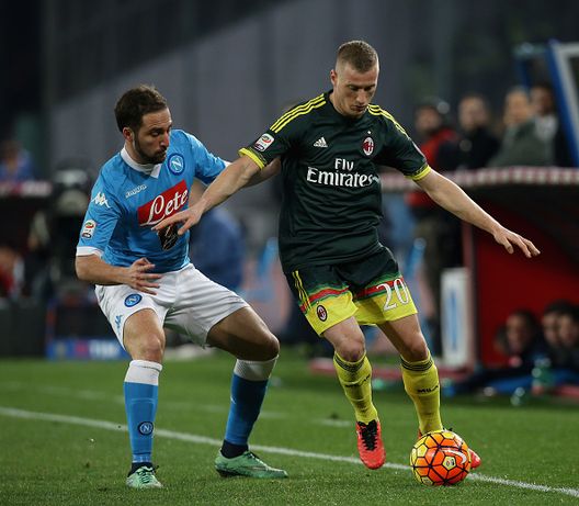 Gonzalo Higuain (a sinistra) del Napoli contende la palla a Ignazio Abate del Milan durante la partita di Serie A tra SSC Napoli e AC Milan allo Stadio San Paolo il 22 febbraio 2016 a Napoli Ignazio Abate mister della Juve Stabia: la sua carriera- immagine 3