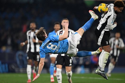 Una rovesciata di Scott McTominay contro la Juve nel match della scorsa stagione al Maradona