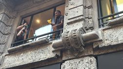 Nkunku e Odogu accolti dai tifosi rossoneri: entusiasmo al Flagship Store di via Dante