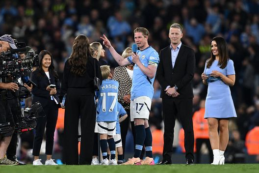 Manchester, Inghilterra - 20 maggio 2025: De Bruyne durante il discorso d'addio al Manchester City. (Foto di Stu Forster/Getty Images) De Bruyne e l’emozionante addio al Manchester City in una serata indimenticabile- immagine 2
