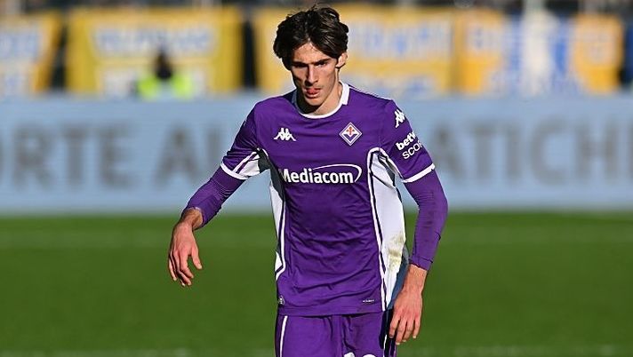 PARMA, ITALY - DECEMBER 27: Niccolò Fortini of ACF Fiorentina during the Serie A match between Parma Calcio 1913 and ACF Fiorentina at Stadio Ennio Tardini on December 27, 2025 in Parma, Italy. (Photo by Alessandro Sabattini/Getty Images) Sky – Fiorentina, un club estero si muove per Fortini: avvenuti i primi contatti - immagine 1