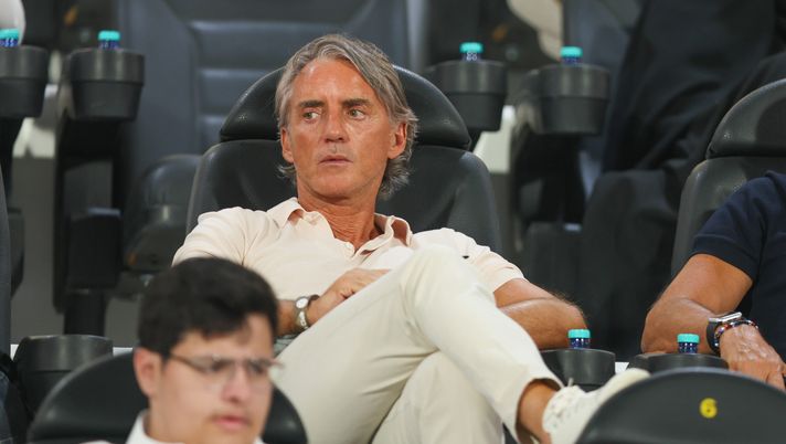 RIYADH, SAUDI ARABIA - AUGUST 24: Roberto Mancini Coach of Saudi Nation team looks on during the Saudi Pro League match between Al-Shabab and Al Ettifaq at Al-Shabab Club Stadium on August 24, 2024 in Riyadh, Saudi Arabia. (Photo by Yasser Bakhsh/Getty Images) Tmw, primi contatti con Mancini. Anche l’ex ct in corsa per la panchina viola - immagine 1