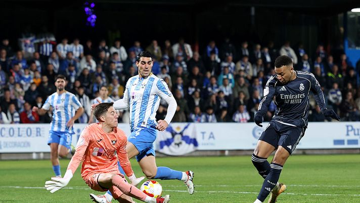 TALAVERA DE LA REINA, SPAIN - DECEMBER 17: Jaime Gonzalez of CF Talavera stops a shot from CF Kylian Mbappe of Real Madrid during the Copa del Rey match between CF Talavera and Real Madrid at Estadio El Prado on December 17, 2025 in Talavera de la Reina, Spain. (Photo by Florencia Tan Jun/Getty Images) Talavera-Real Madrid, la proposta dei padroni di casa rifiutata dai Blancos - immagine 1