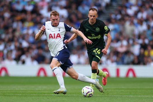 Dejan Kulusevski corre con la palla sotto la pressione di Mikkel Damsgaard durante la partita di Premier League tra Tottenham e Brentford al Tottenham Hotspur Stadium il 21 settembre 2024 a Londra, Inghilterra. (Foto di Marc Atkins/Getty Images) Tottenham, si ferma anche Kulusevski: emergenza per la finale di Europa League- immagine 2