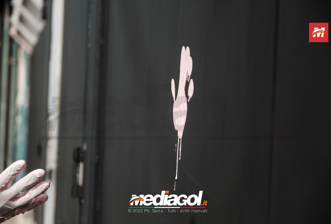 FOTO Palermo, le impronte rosa sul murales del ‘Renzo Barbera’ (Gallery) - immagine 12