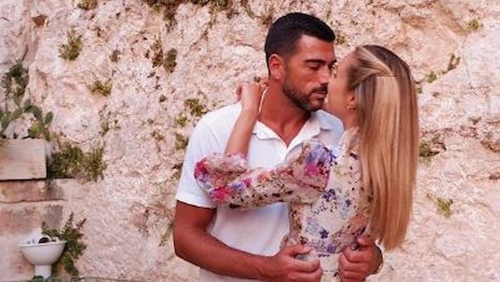 Viky Varga, le vacanze proseguono in Sarsegna: costume azzurro e relax con Pellè Viky Varga, le vacanze proseguono in Sarsegna: costume azzurro e relax con Pellè - immagine 1