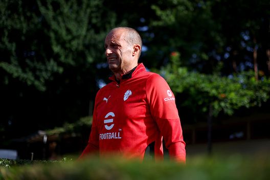 CAIRATE, ITALY - SEPTEMBER 17: Massimiliano Allegri Head coach of AC Milan looks on during an AC Milan Training Session at Milanello on September 17, 2025 in Cairate, Italy. (Photo by Giuseppe Cottini/AC Milan via Getty Images) galeone-udinese-messaggero-veneto-intervista-serie-a-allegri-runjaic
