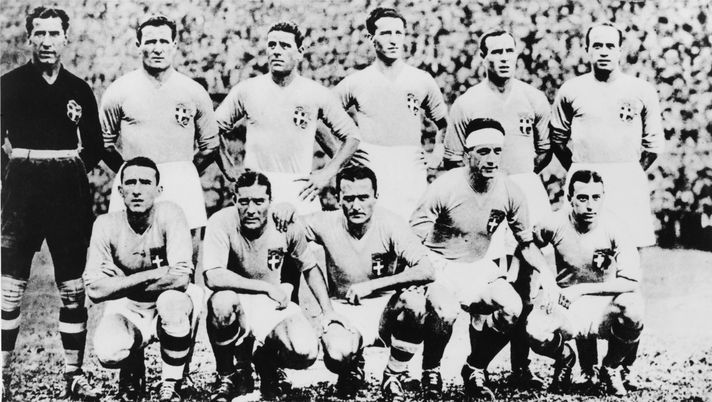 The Italian National Football Team line up before a game during the 1934 FIFA World Cup, Italy, 1934. Standing L - R; Gianpiero Combi (1902 - 1956), Luis Monti (1901 - 1983), Attilio Ferraris (1904 - 1947), Luigi Allemandi (1903 - 1978), Enrique Guaita (1910 - 1959), Giovanni Ferrari (1907 - 1982), and front row; Angelo Schiavio (1905 - 1990), Giuseppe Meazza (1910 - 1979), Eraldo Monzeglio (1906 - 1981), Luigi Bertolini (1904 - 1977), and Raimundo Orsi (1901 - 1986). (Photo by Keystone/Hulton Archive/Getty Images) Quando il Napoli giocò ai Mondiali, il curioso caso dello stadio Ascarelli - immagine 1